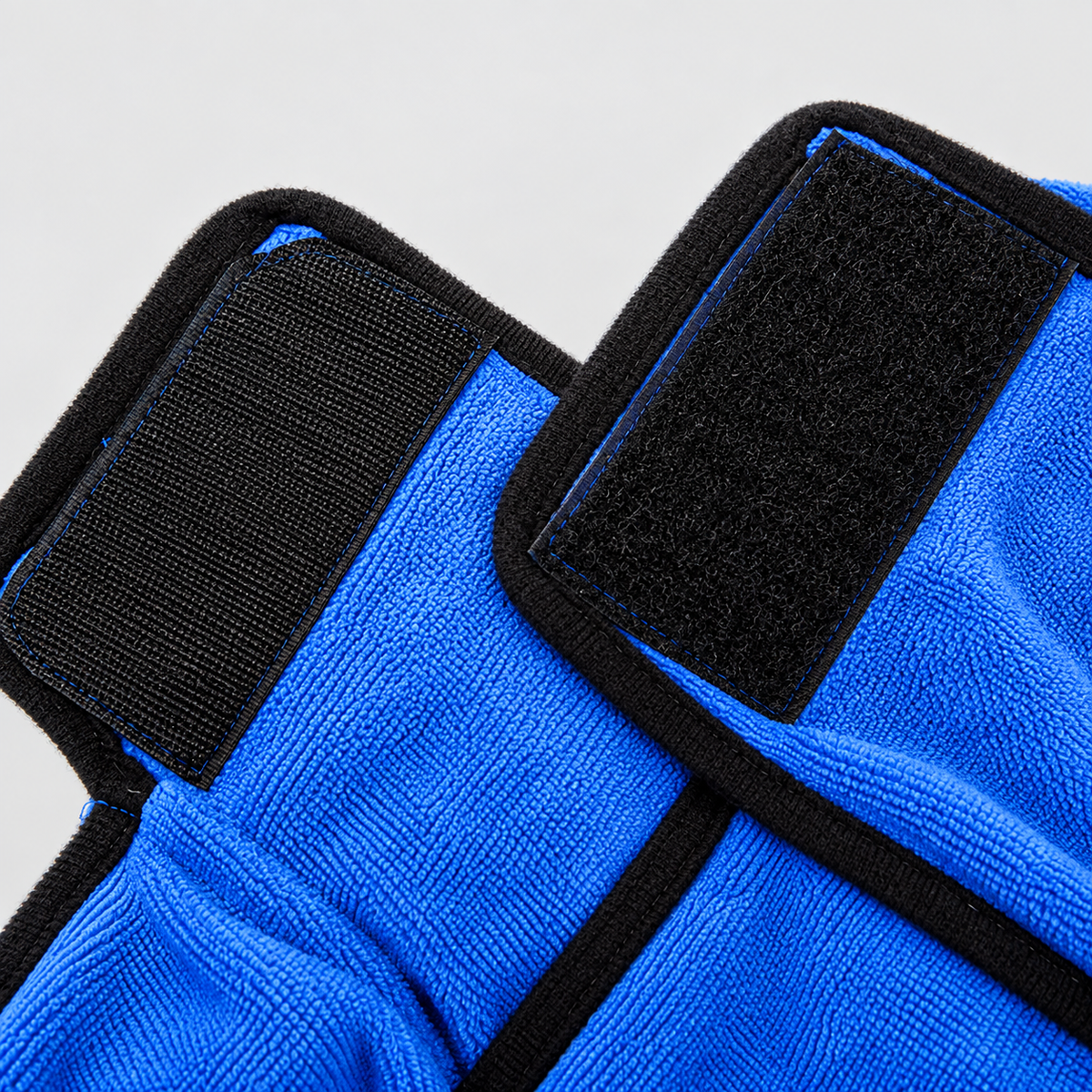 Vetsuno DryFast pet bathrobe adjustable hook-and-loop fastening detail